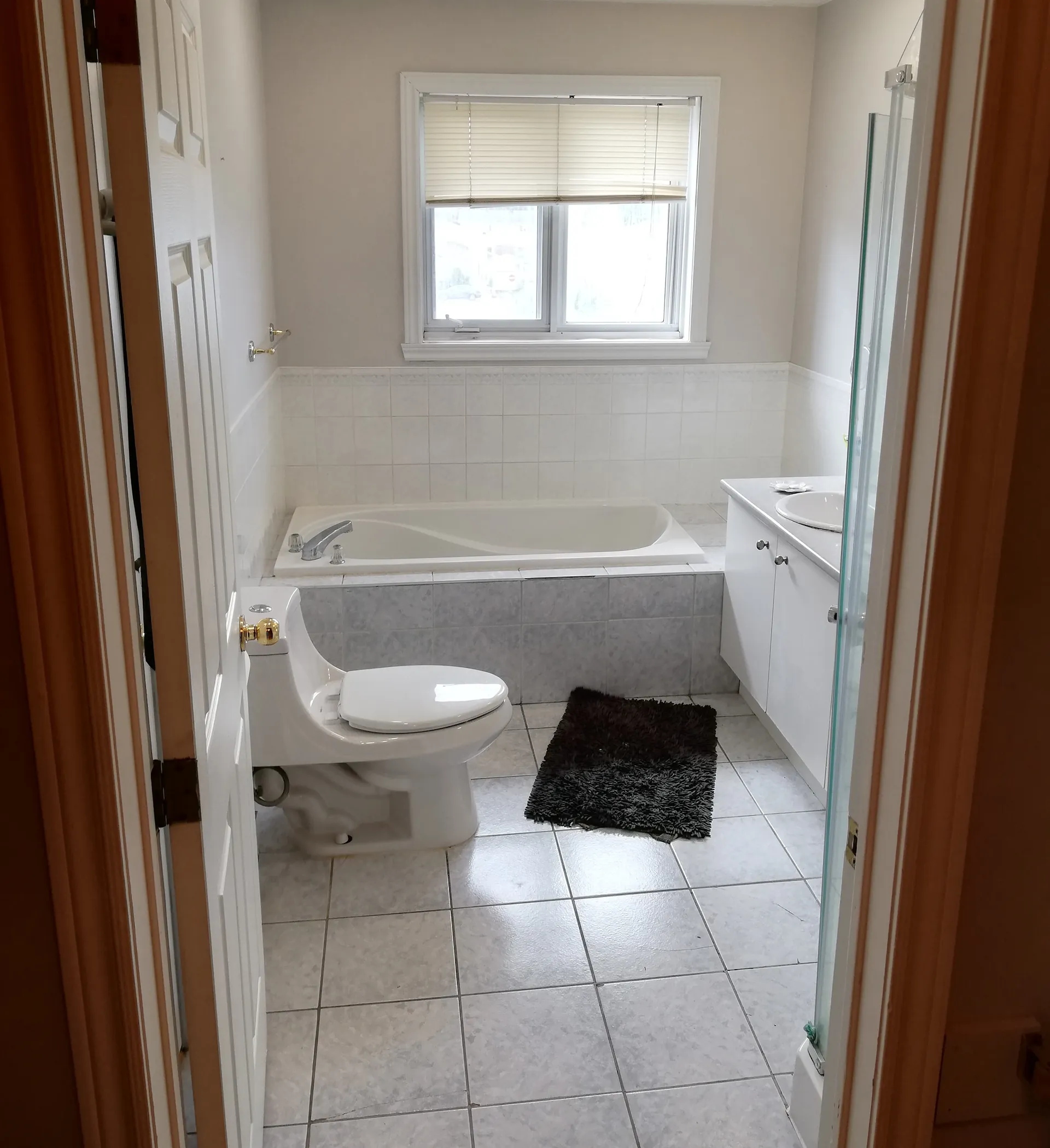 Salle de bain avant rénovation à Laval — état initial